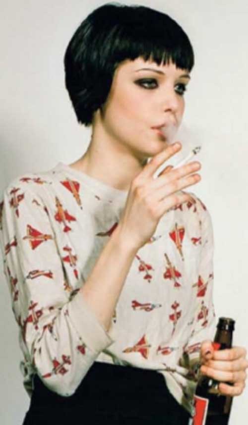 Alice Glass’s Bob Haircut with Bangs