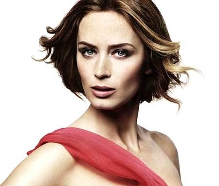 Side Parted Curly Hairstyle with Averted Ends