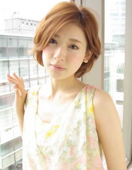 Cute and Simple Wavy Bob Hairstyle