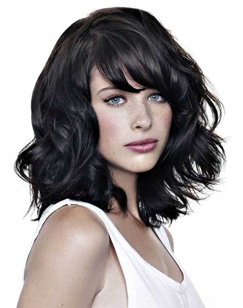Short Wavy Dark Bob Haircut for Round Faces Idea