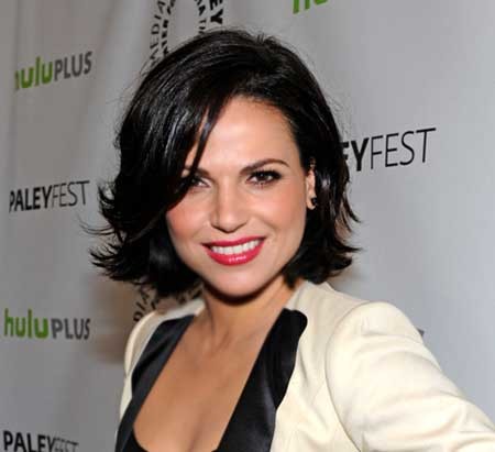 Side Swept Bob Hairdo with Averted Ends