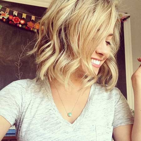 Simple Medium Length Wavy Hairstyle