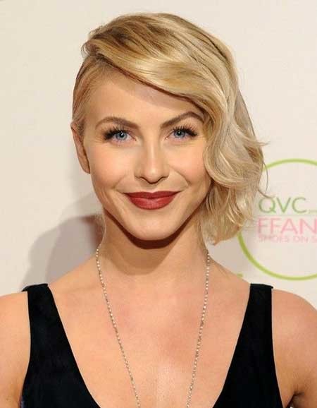 Sleek Side Swept Wavy Hairdo