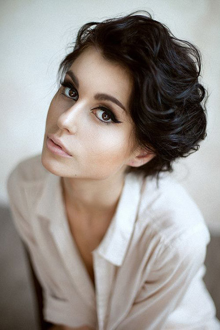 The Charming Wavy Pixie Cut
