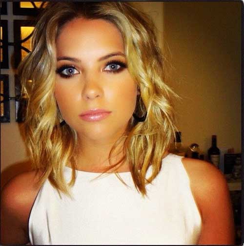 Hanna’s Pretty Wavy Blonde Short Hairstyle