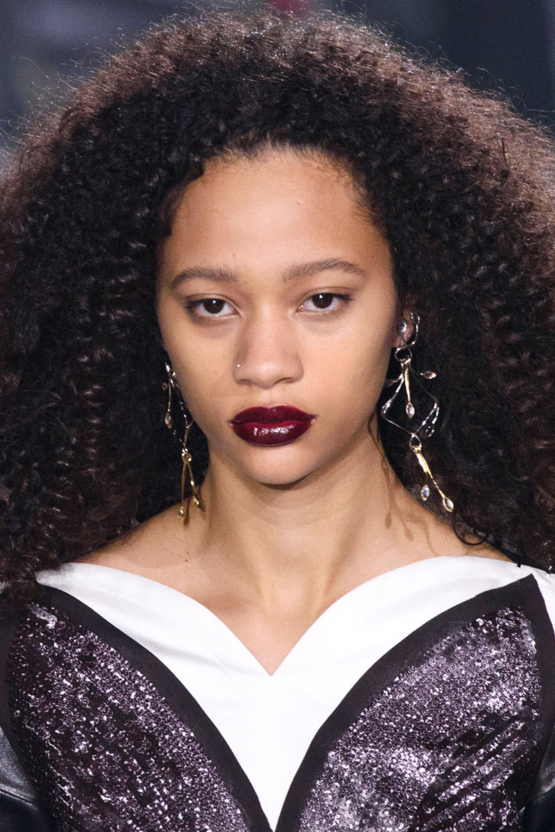 Dense curly hairstyle for the special occasion in fall