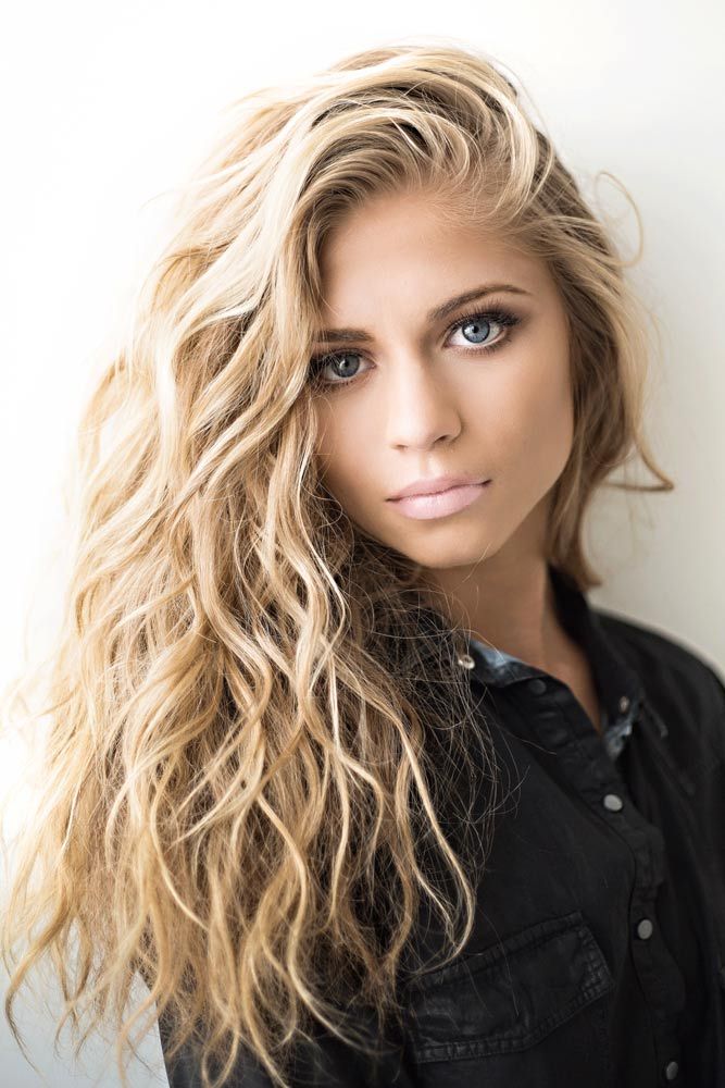 Freestyle Hairdo with Bold Permed Blonde Hair