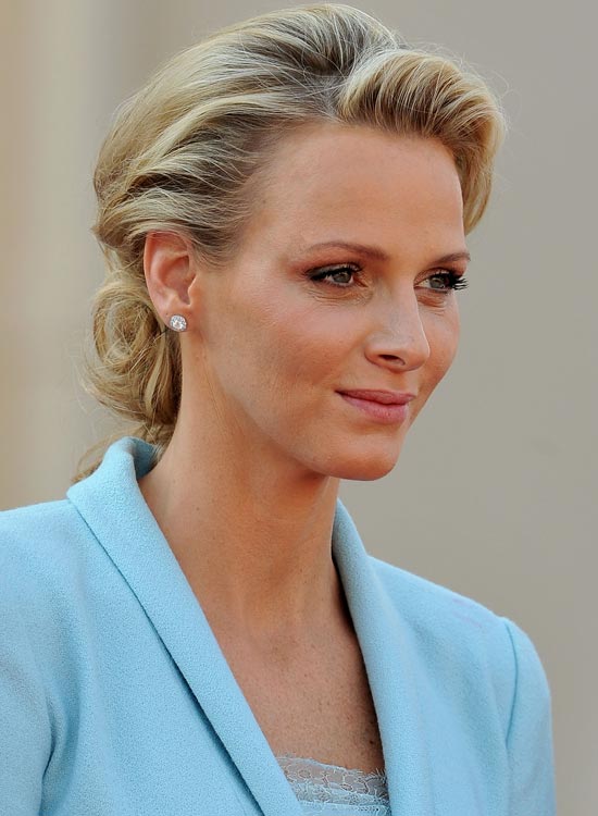 Low Volumized Hairdo With Twisted Top