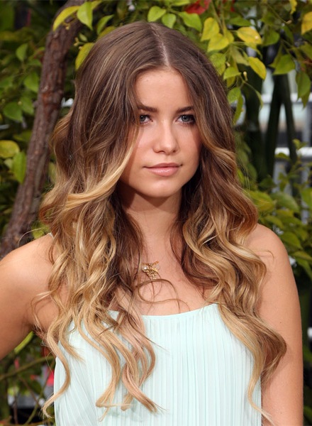 Sofia Reyes Long Wavy Hairstyle