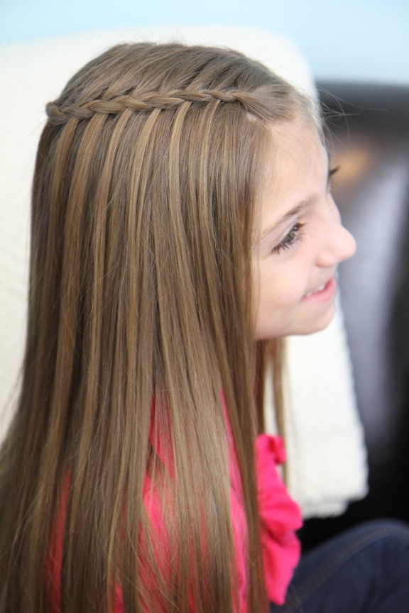 Straight hair with a batch connection to make it look cute