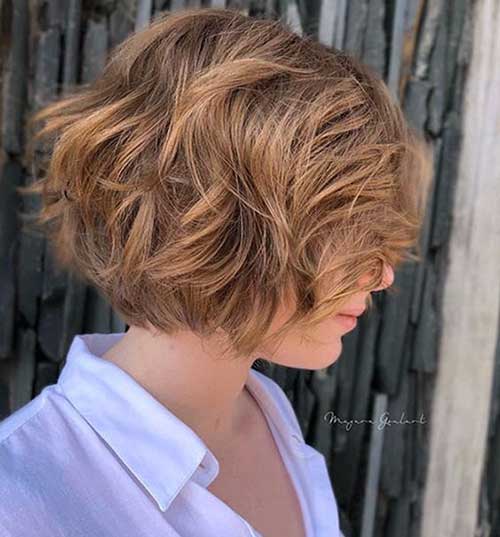 Wavy Short Layered Bob Style
