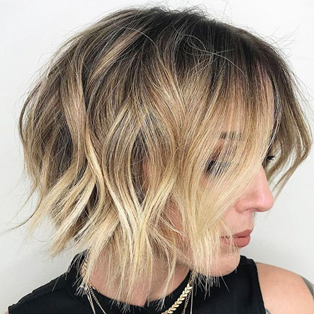 SHORT MESSY BOB HAIRSTYLE