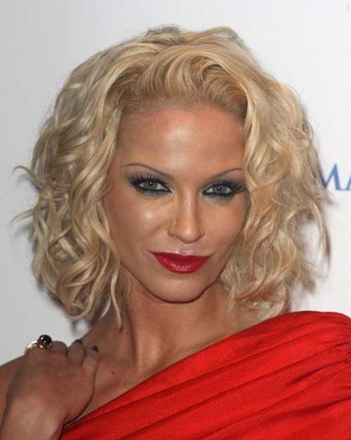 Chin Length Blonde Wavy Hairstyle