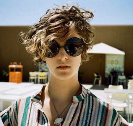Short to Medium Curly and Messy Hair