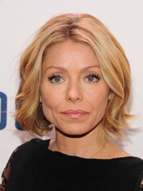 Side Parted Short Hairstyle with Wavy Ends
