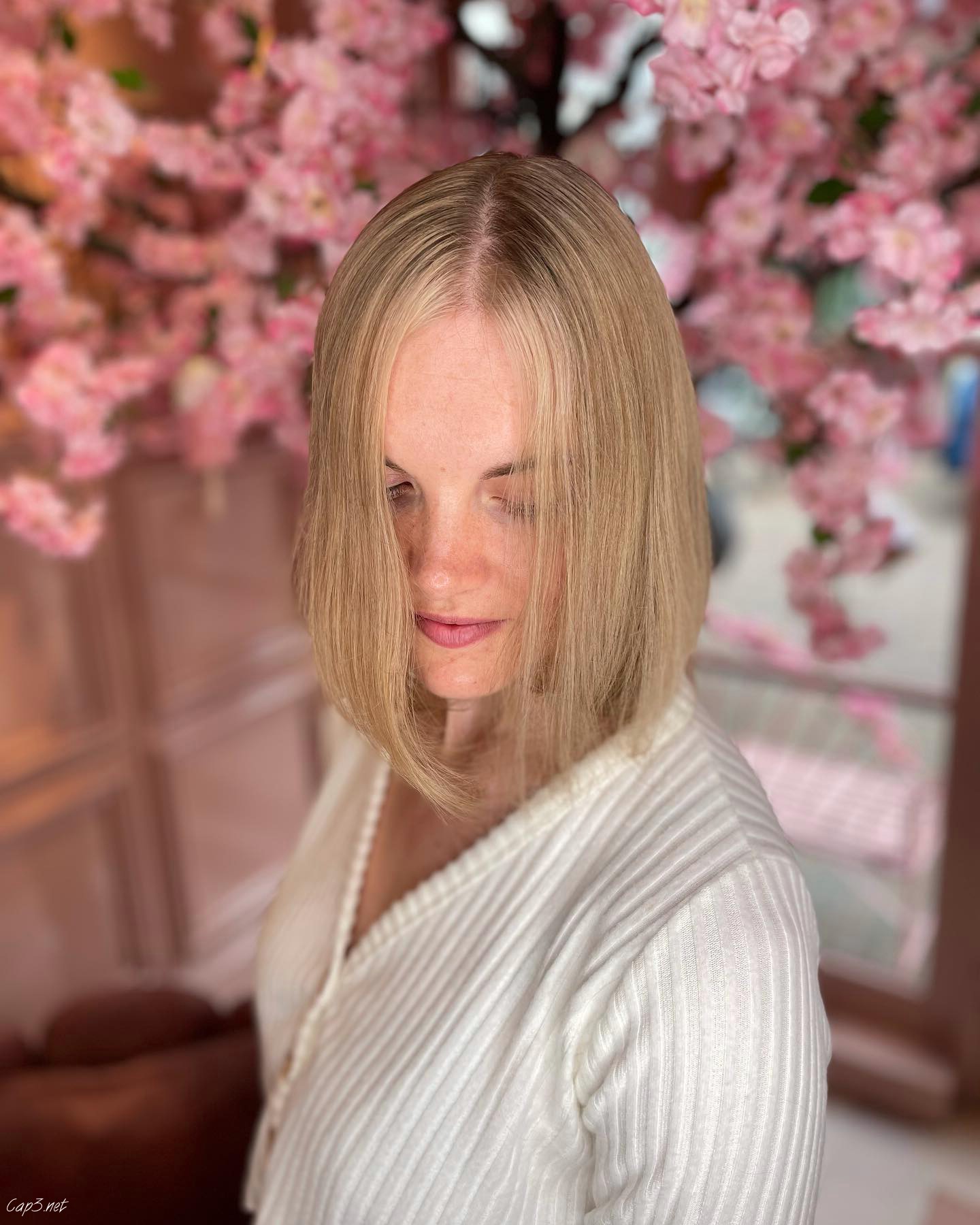 Chic Blonde Lob Haircut