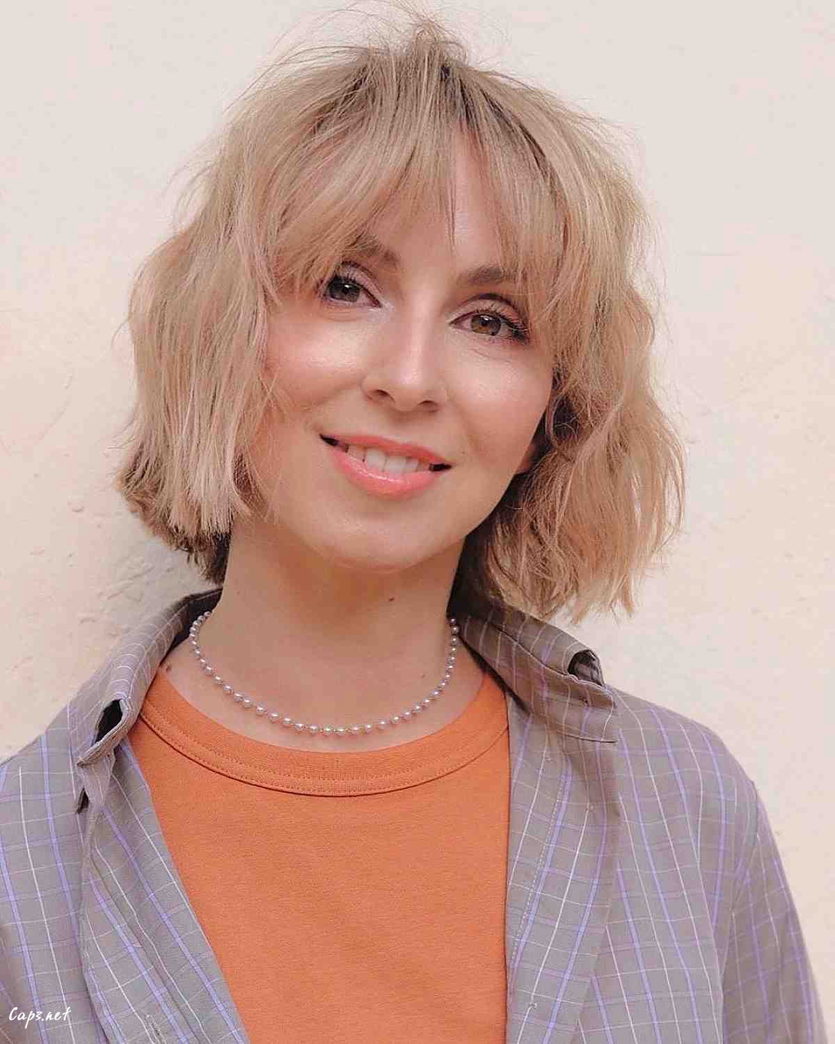 neck length bob with choppy bangs