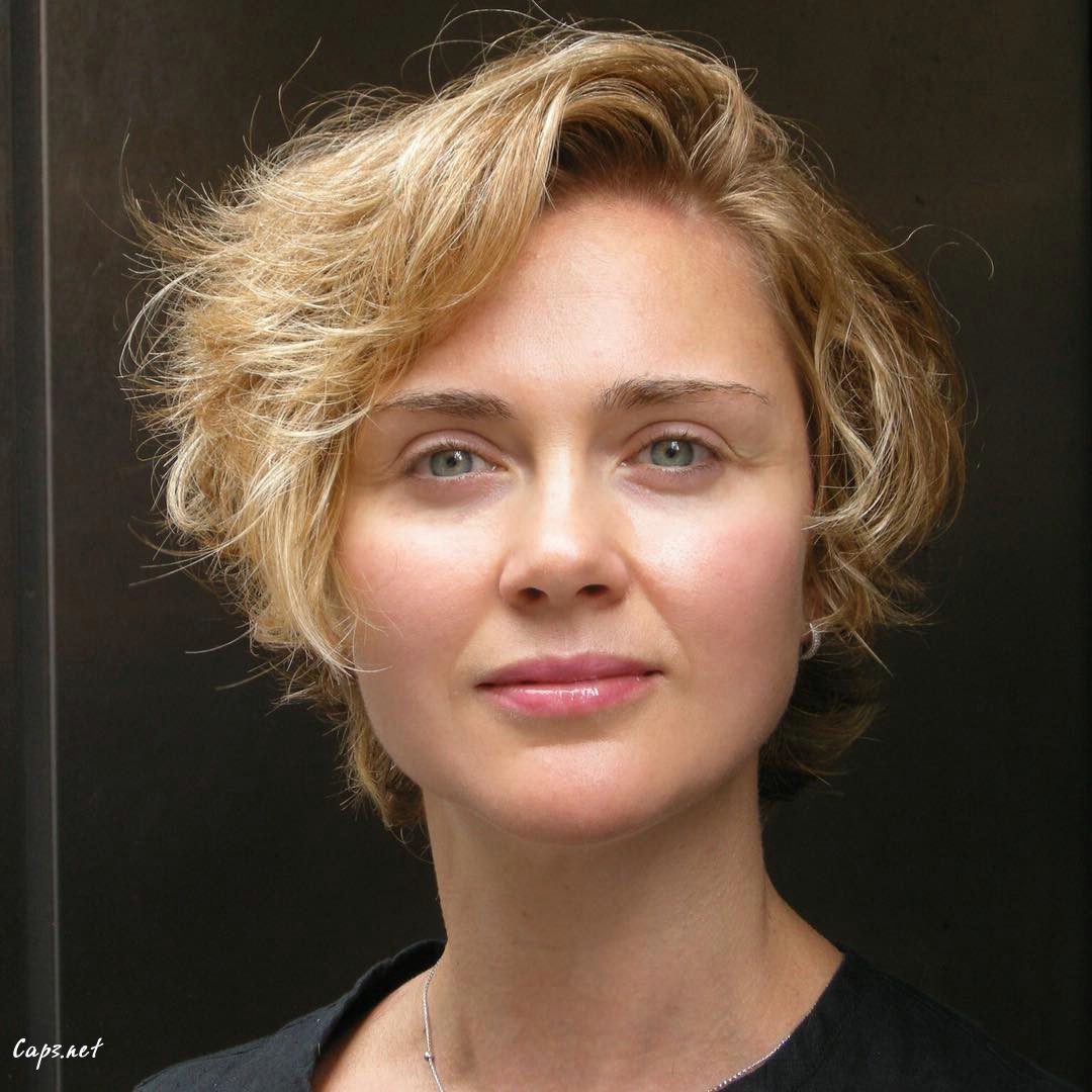 textured very short wavy cut