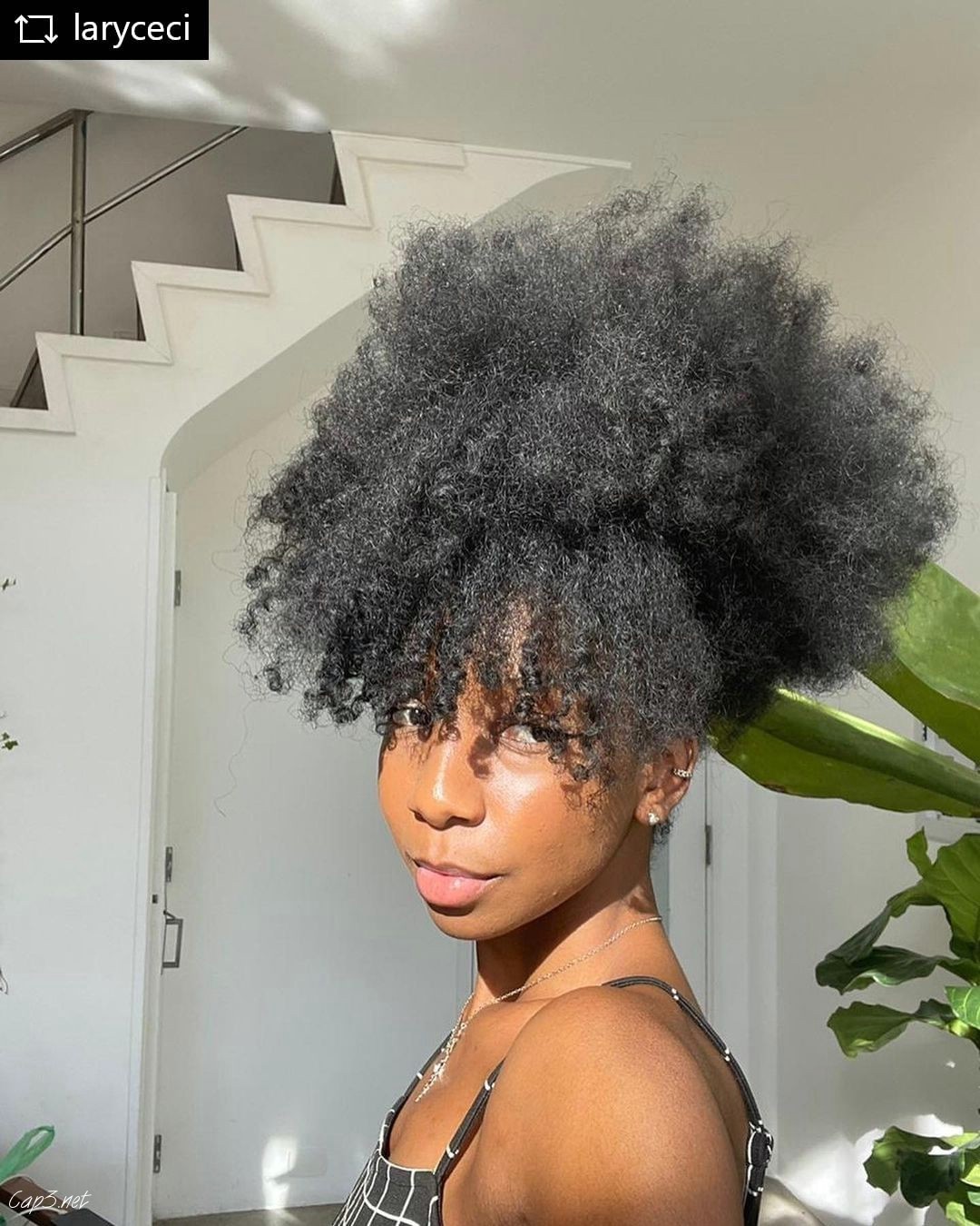 High Up Curls Frizzy Look