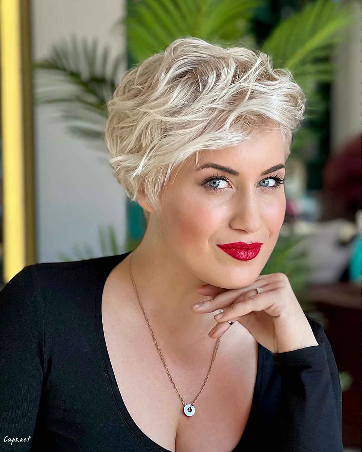 blonde wavy lixie cut