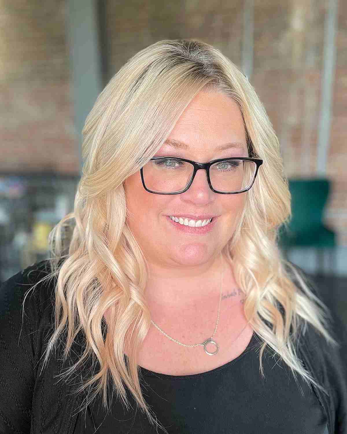 medium blonde hair with piecey waves for ladies 40 and over