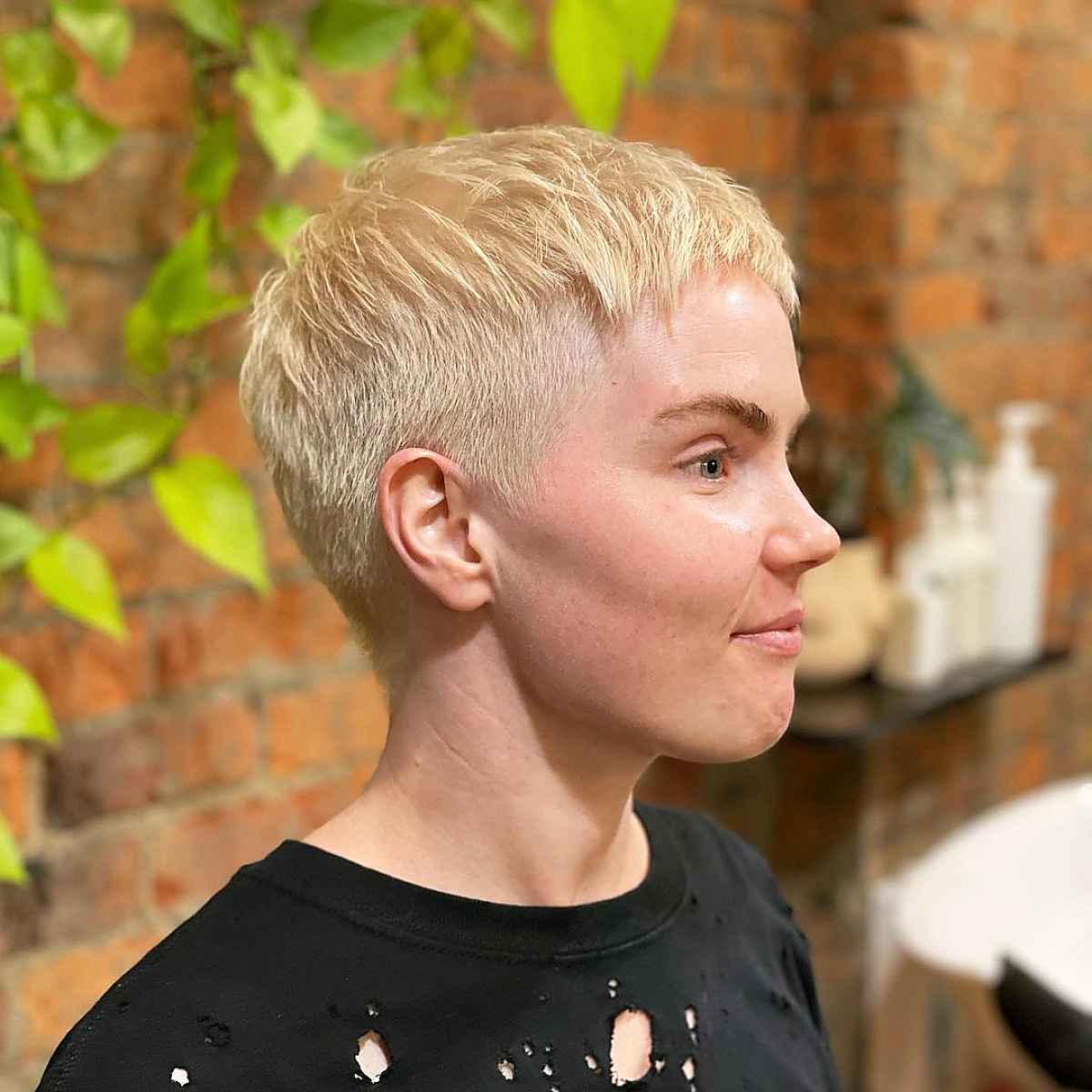 blonde cropped hair for ladies in their 40s