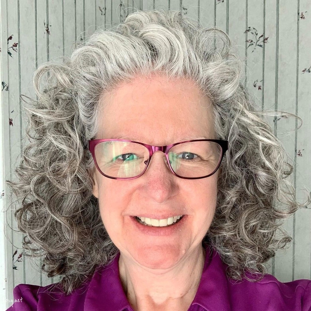 layered hair with curls for women over 50