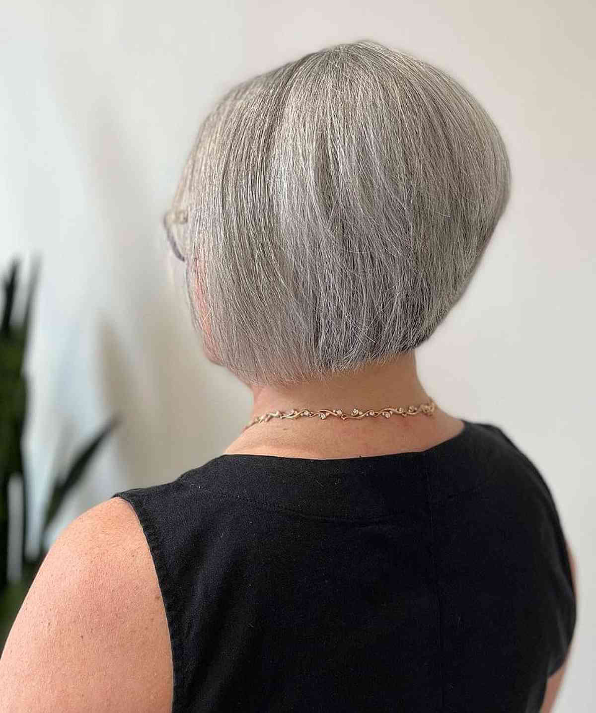modern short bob for ladies 60 and over with grey hair