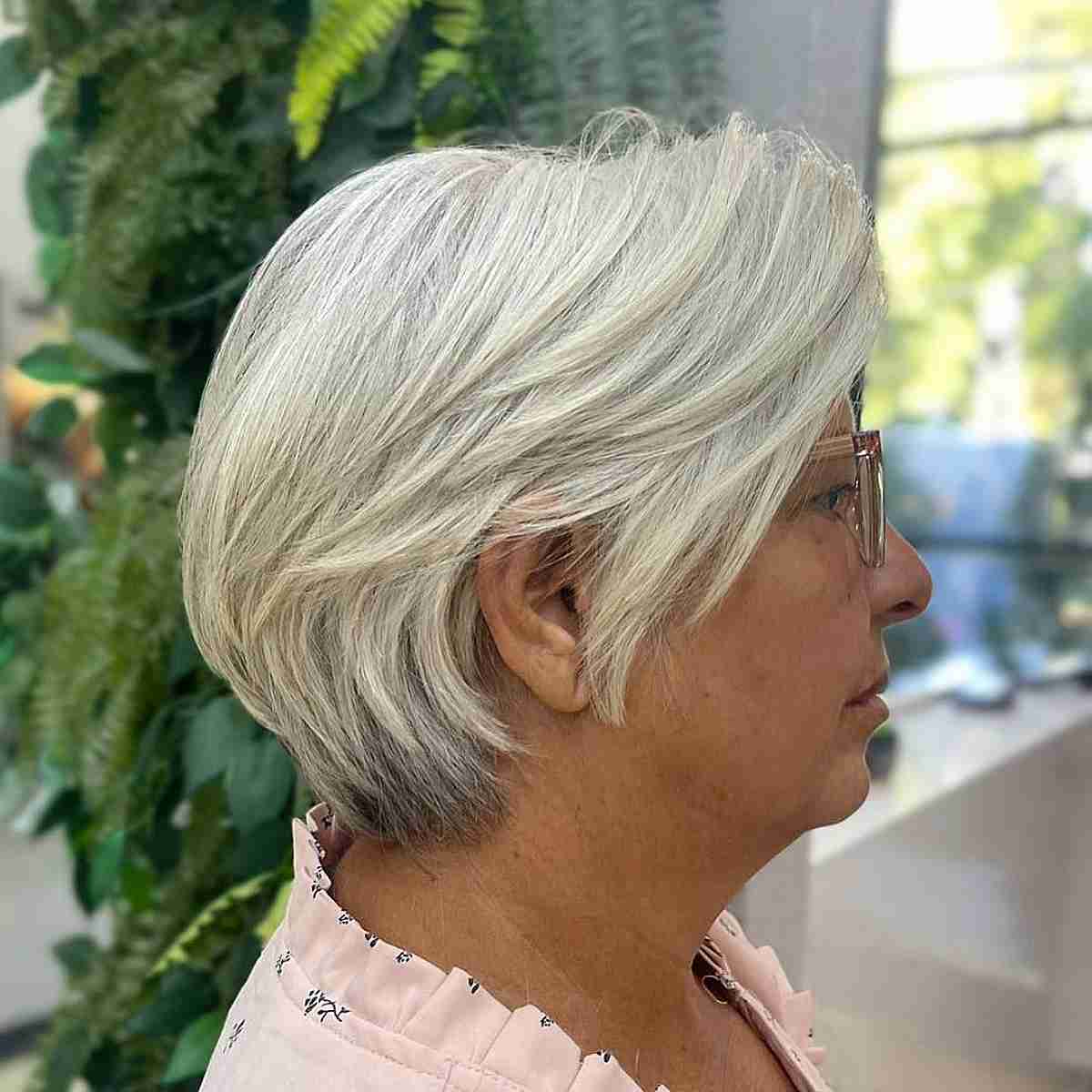 razor cut layers on short white hair for old women