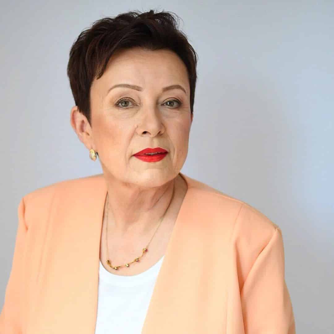 the short pixie cut for mature ladies