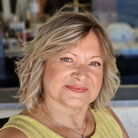 Butter Blonde Highlights on Layered Bob