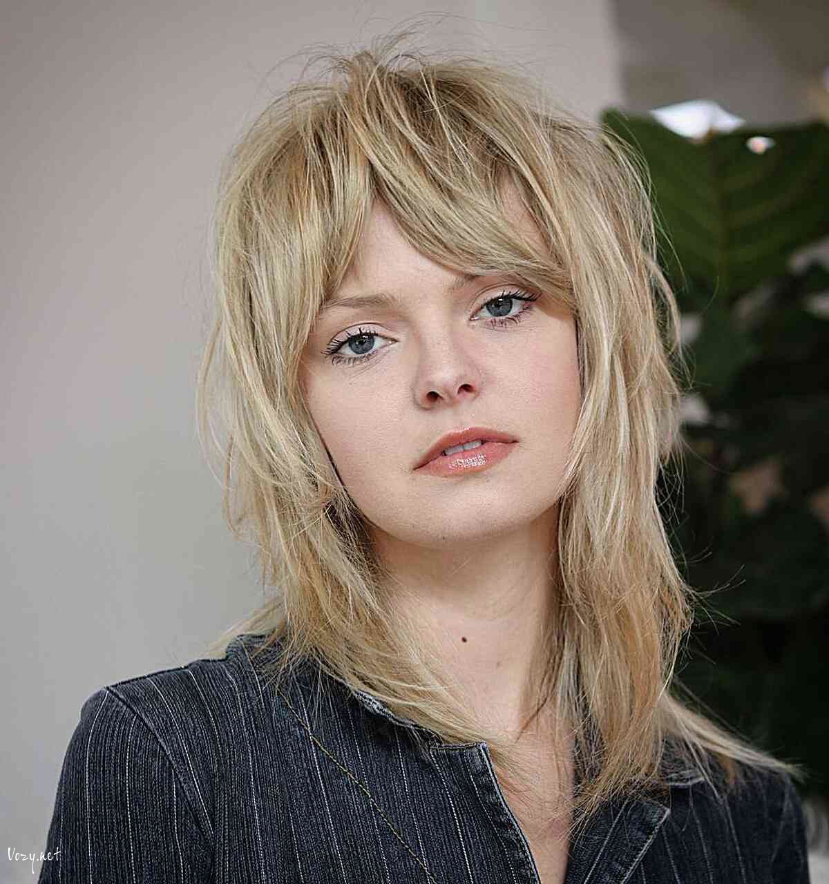collarbone length straight shag cut with rooted blonde