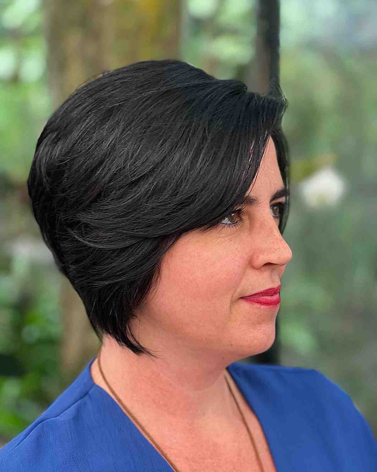 short black hairstyle for ladies in their 40s