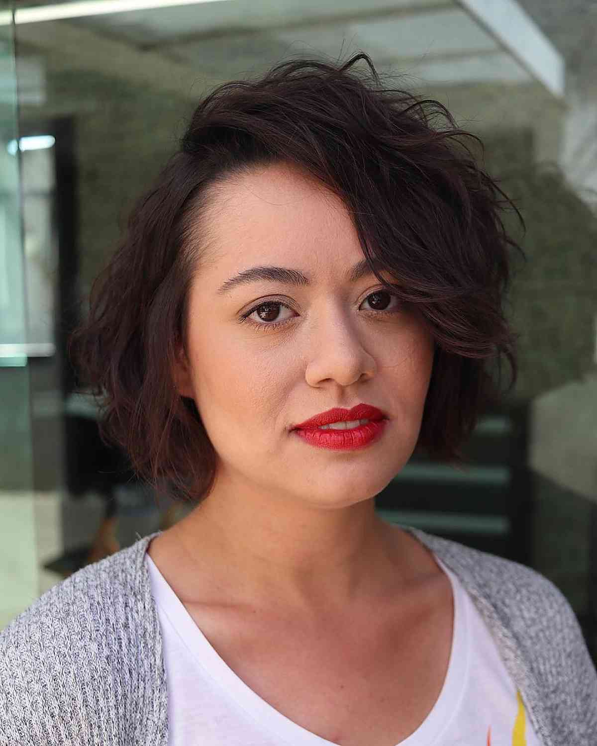 short hairstyle with deep side part for over 40
