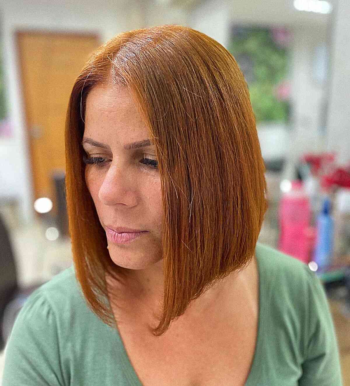 shoulder length bob with a middle part for oval faces
