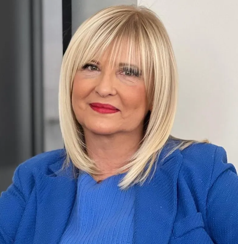 Polished Straight Hair in Blonde Tones