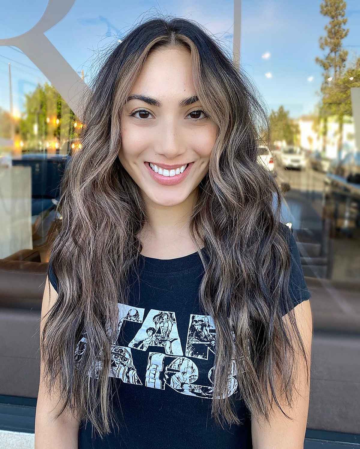 face framing hairstyle for 30 year old women with a money piece