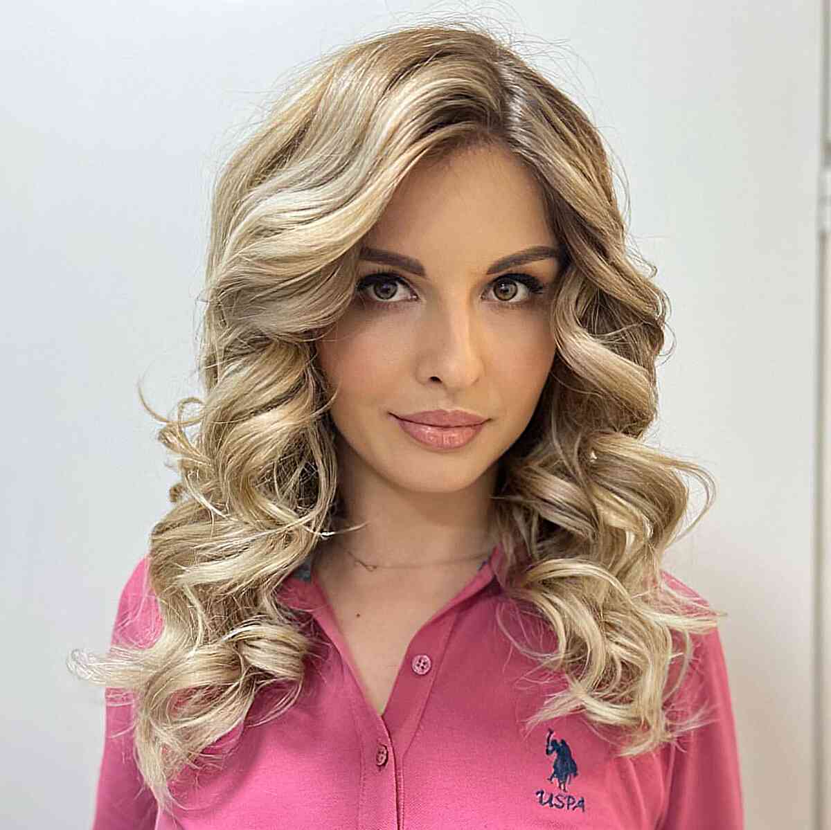 simple deeply side parted curled blonde hair