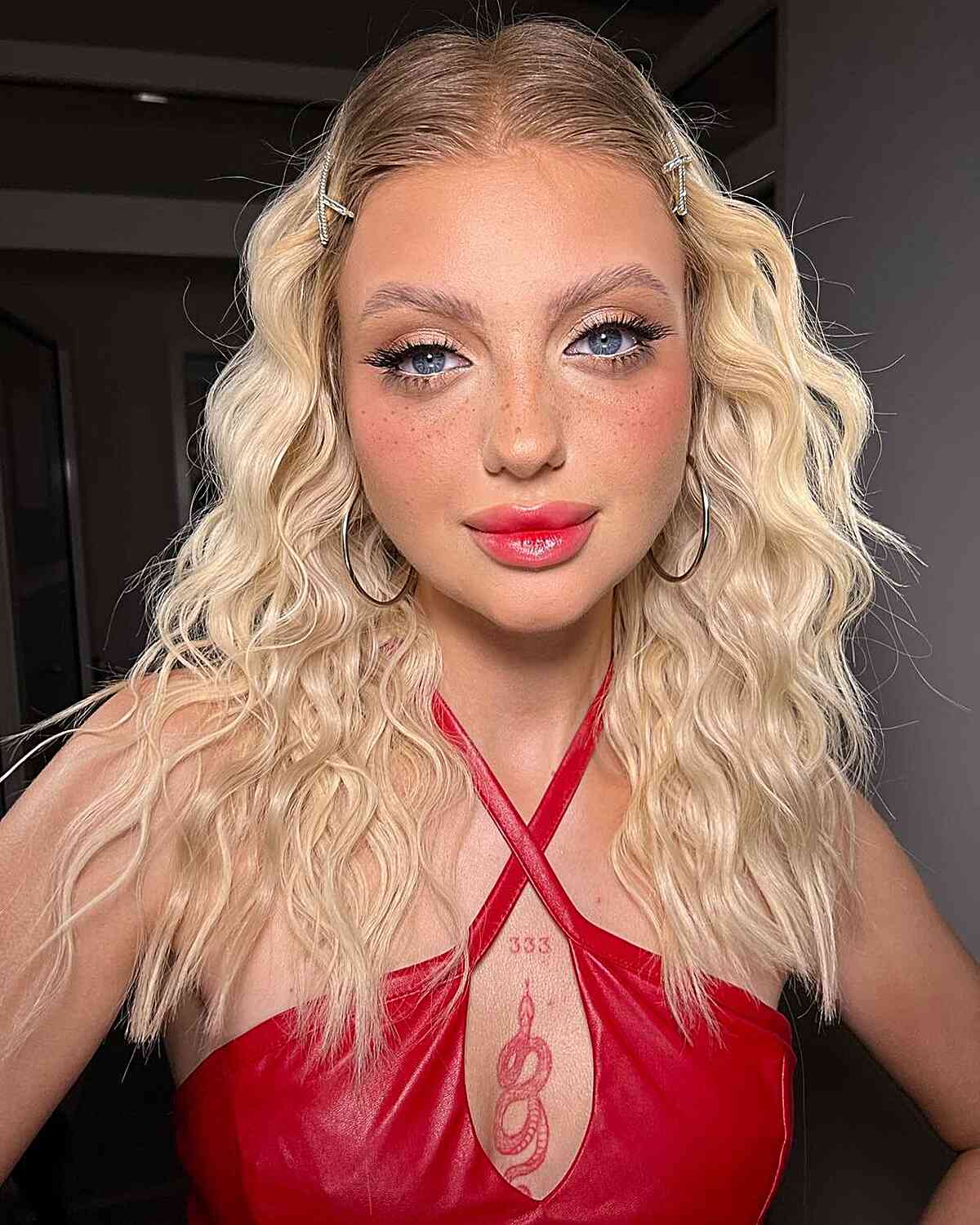 2000s classic middle pated beach waves with hair clips
