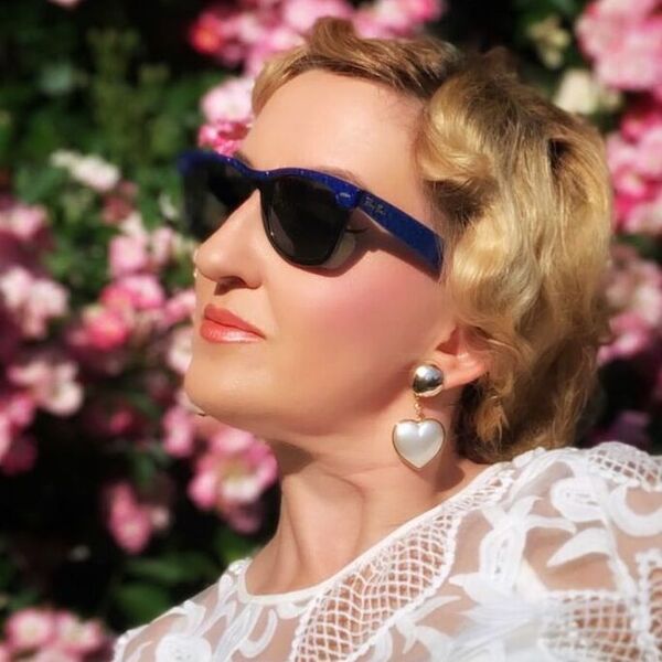 Short and Wavy Retro Hairstyle
