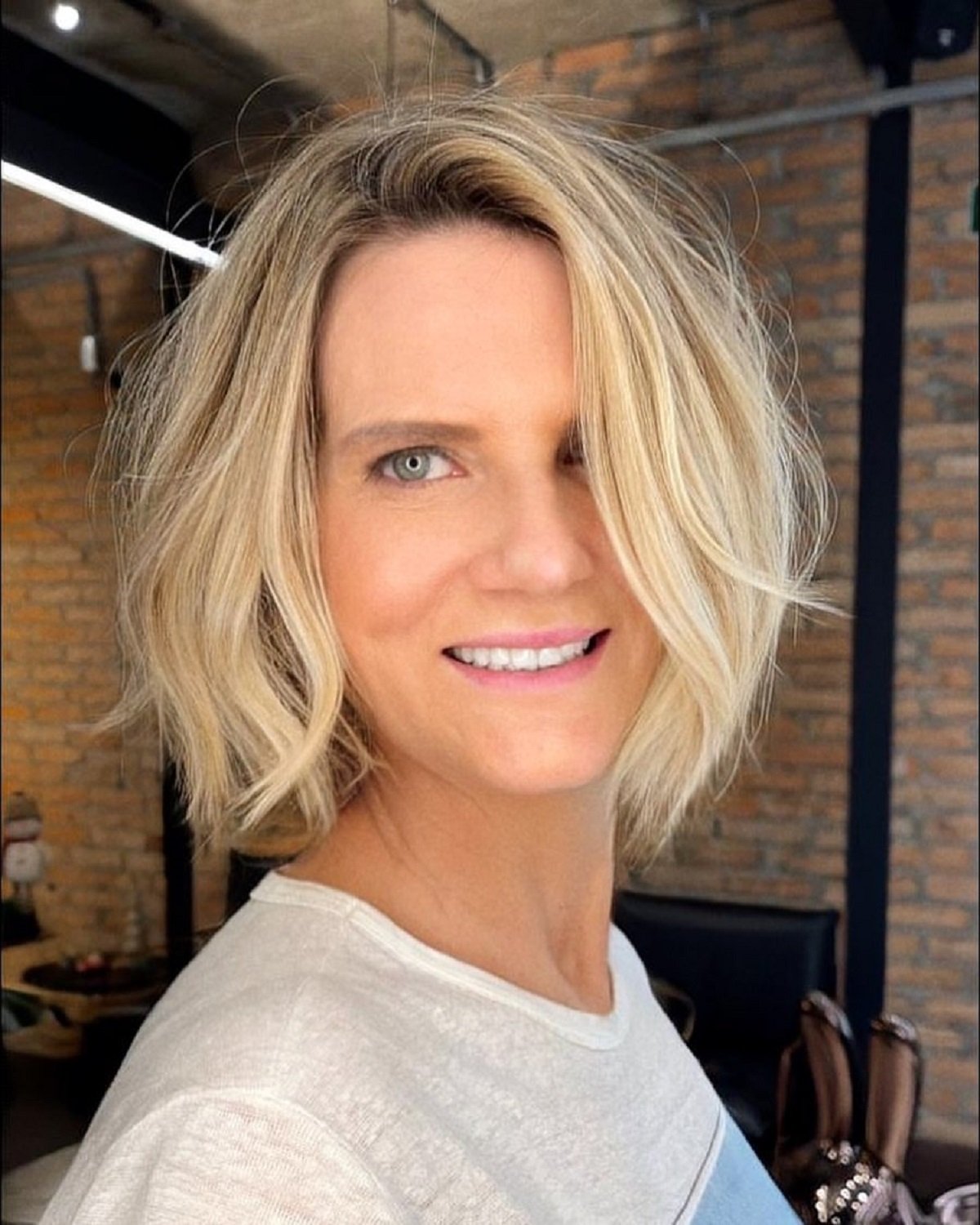 messy bob cut for over 40 women with fine hair