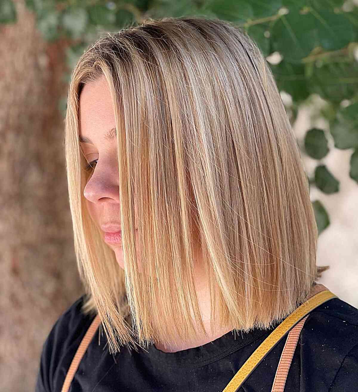 short and sleek blonde slob hair with root smudge