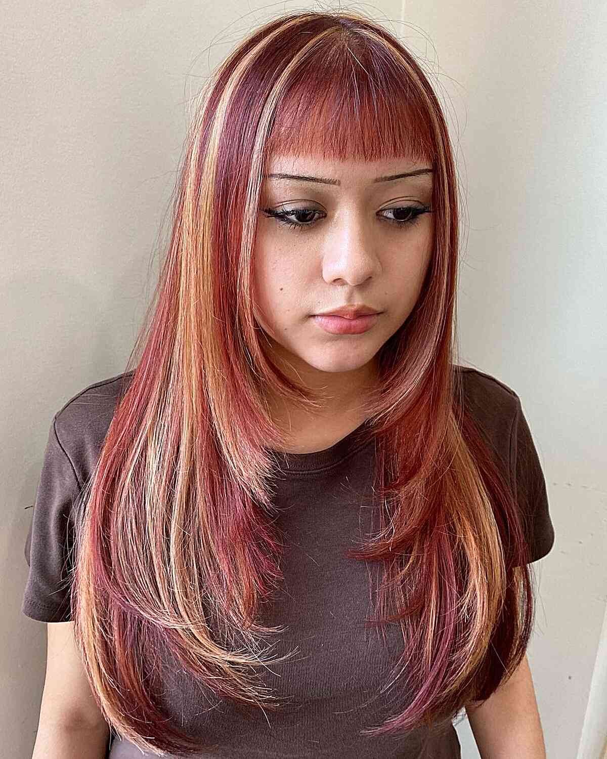 y2k long straight blonde and burgundy hair with blunt bangs