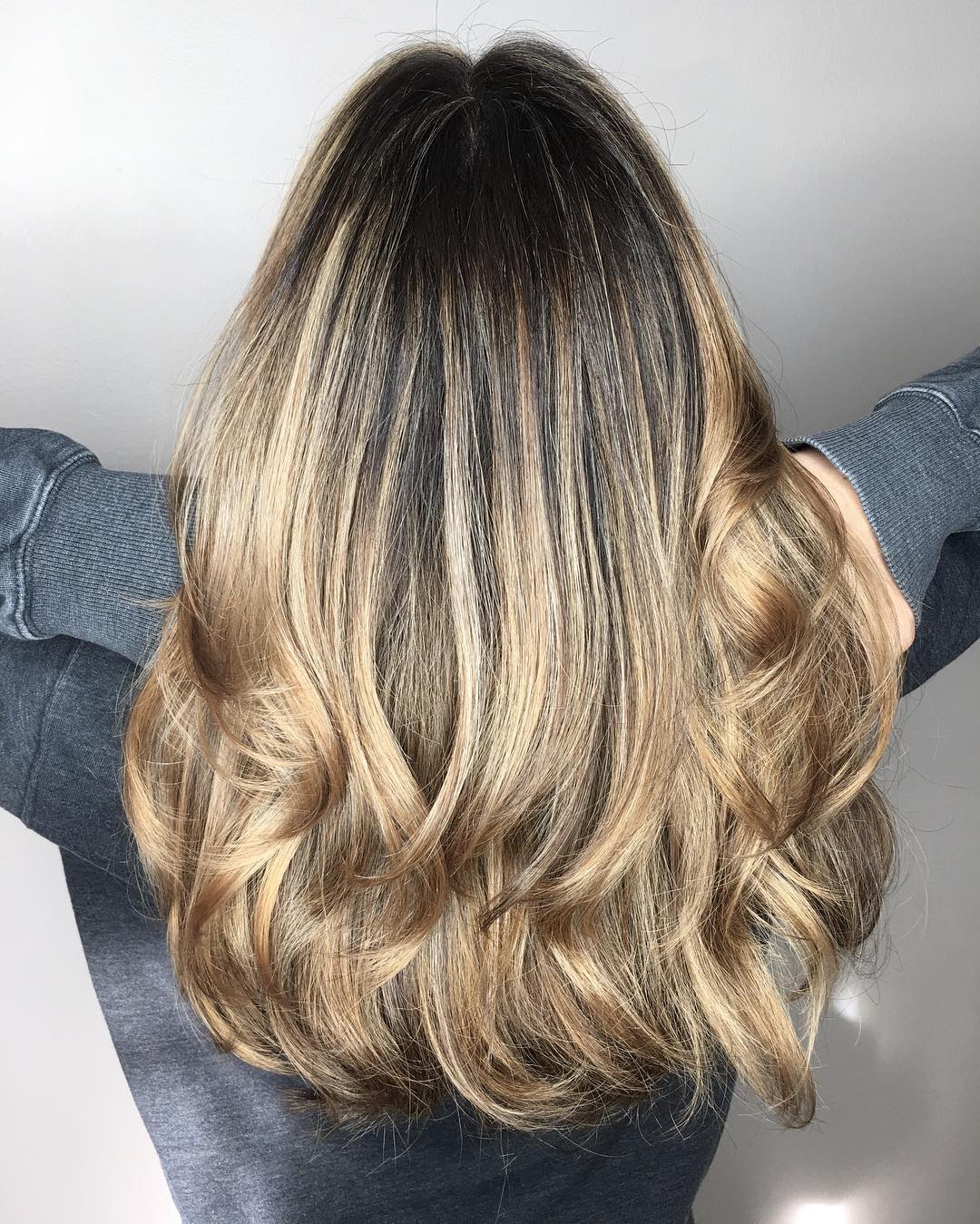 Wavy And Voluminous Bright Summer Highlights